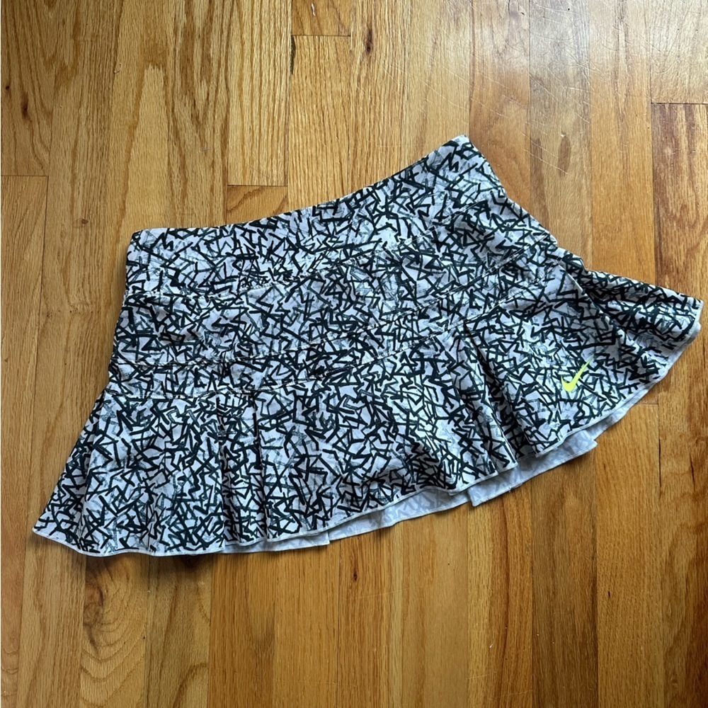 Unique Nike Dri-Fit White & Black Patterned Mini Tennis Skort size XS